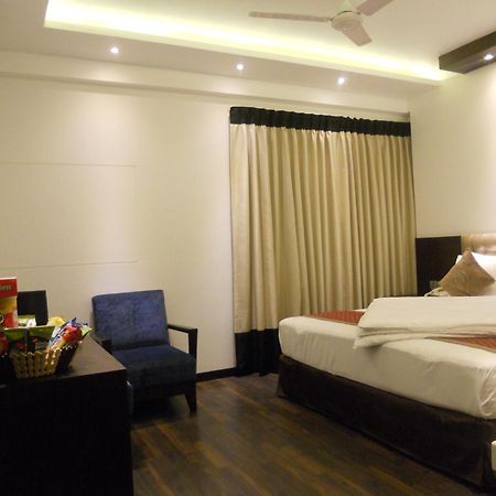 Hotel Grand Godwin - Complimentary Airport Pickup -Near Ndls Railway Stn Нью-Делі Екстер'єр фото