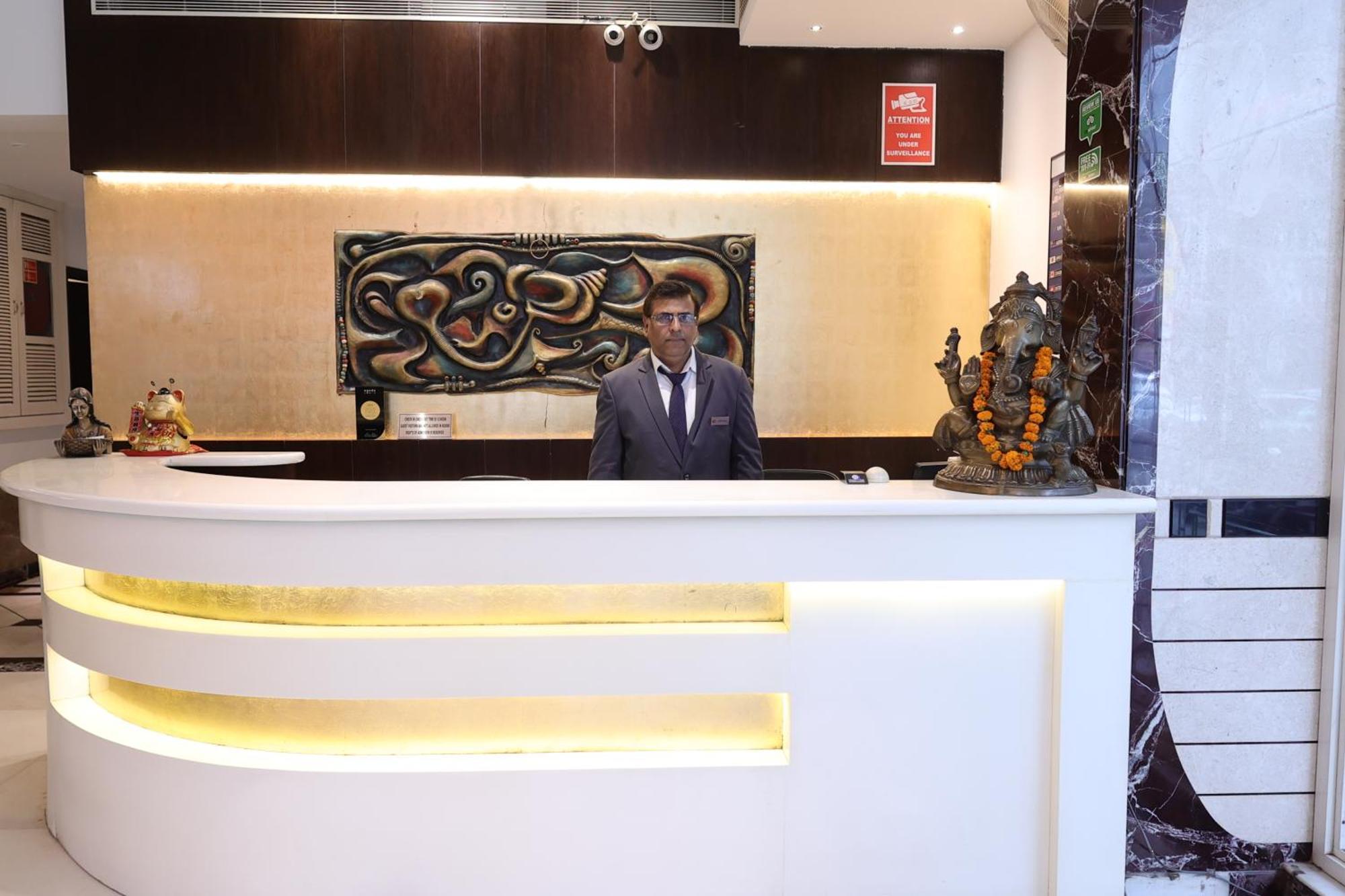 Hotel Grand Godwin - Complimentary Airport Pickup -Near Ndls Railway Stn Нью-Делі Екстер'єр фото