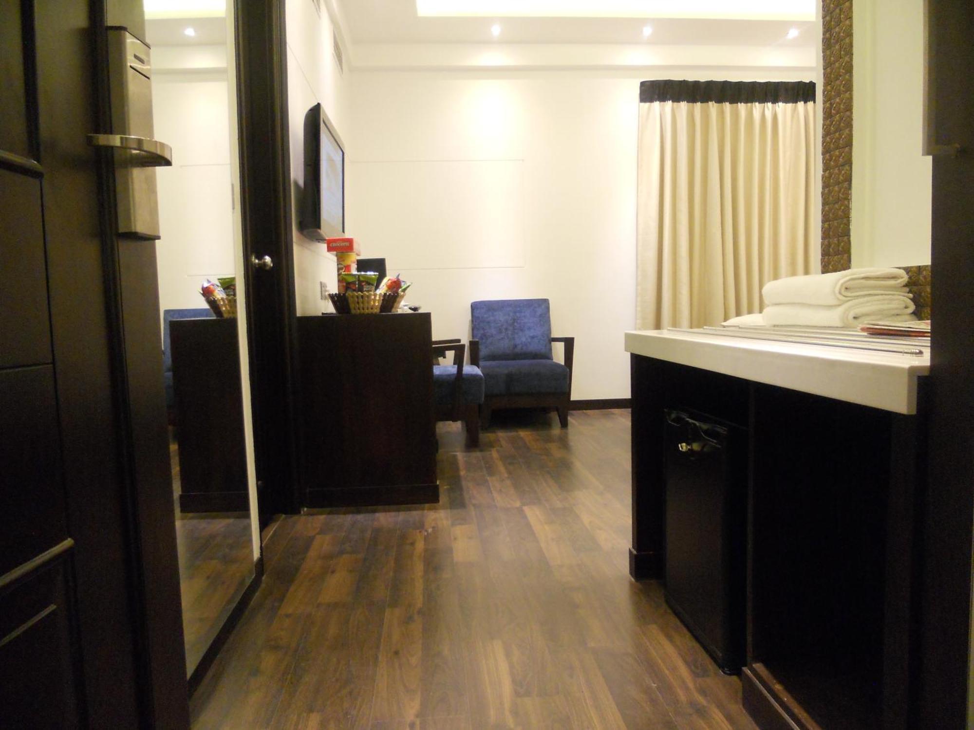 Hotel Grand Godwin - Complimentary Airport Pickup -Near Ndls Railway Stn Нью-Делі Екстер'єр фото