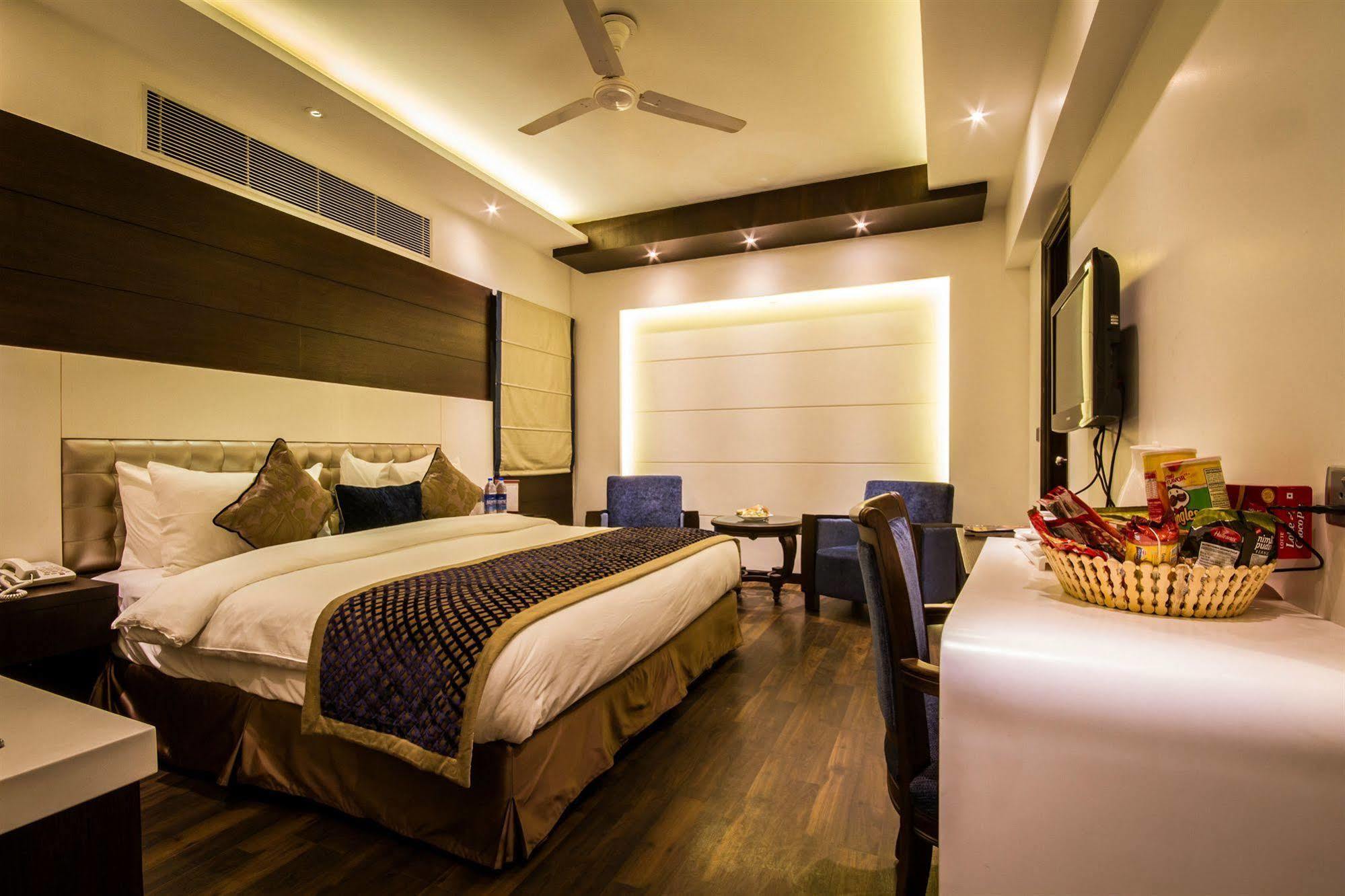 Hotel Grand Godwin - Complimentary Airport Pickup -Near Ndls Railway Stn Нью-Делі Екстер'єр фото